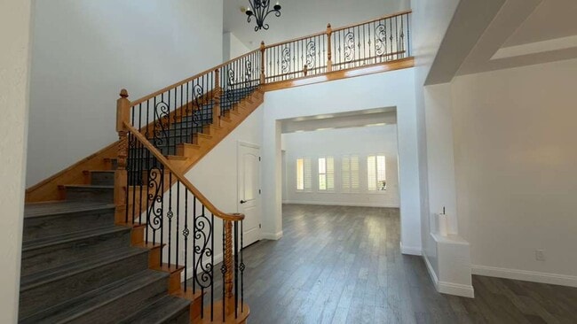 Building Photo - A Perfect Blend of Luxury, Comfort & Style