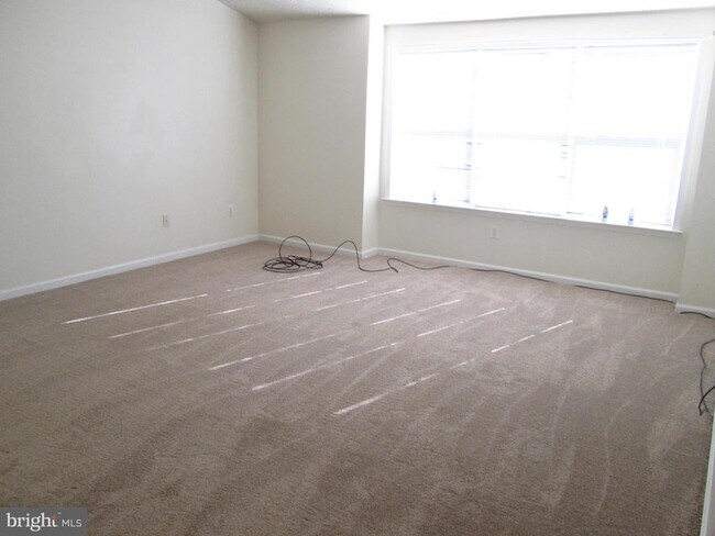 Building Photo - 1300 Treasure Dr