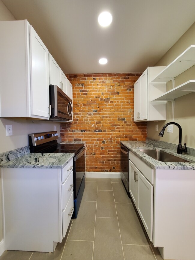 Kitchen - 987 Parsons Ave