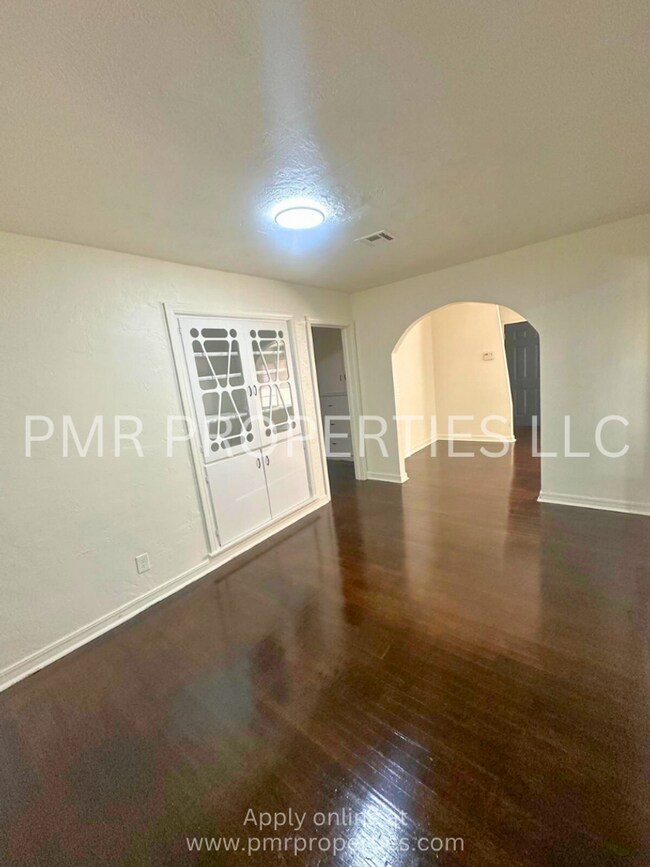 Building Photo - 3 Bedrooms / 1 Bathroom House