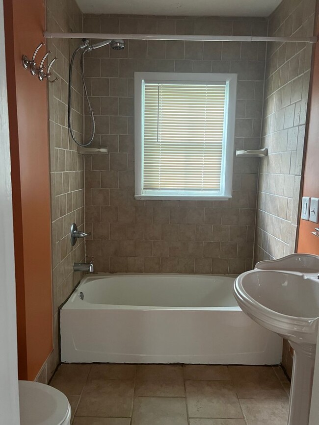 Building Photo - 3 bed 2 full bath -one level house in Jone...