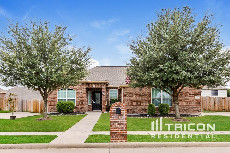 Primary Photo - 616 Meadow Springs Dr