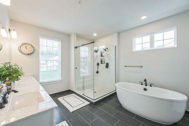 Building Photo - 5808 Savannah Dr
