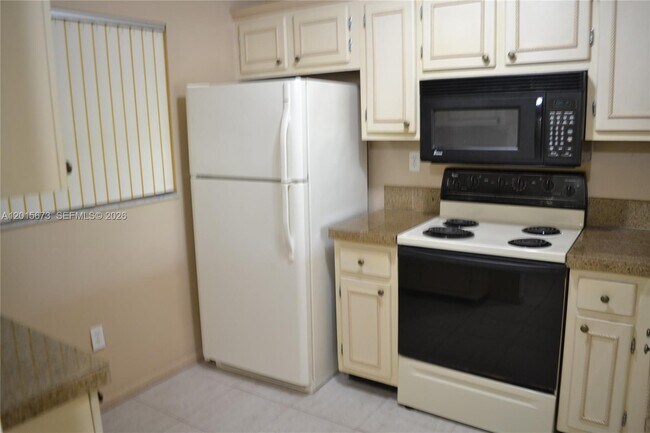 Building Photo - 10855 SW 112th Ave