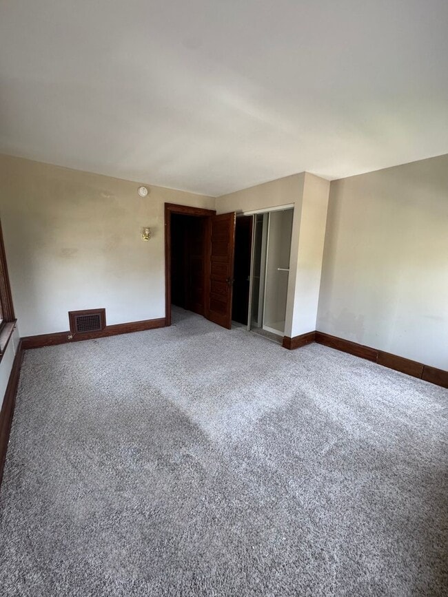 Building Photo - 202/204 Eaton Avenue