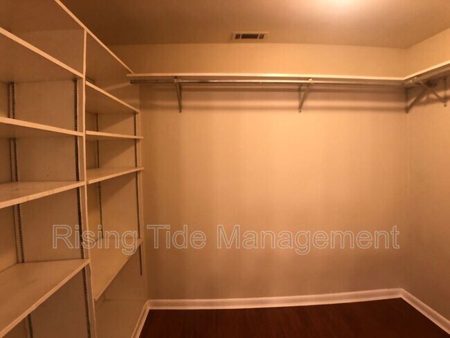 Building Photo - 2100 Merry Dr NE