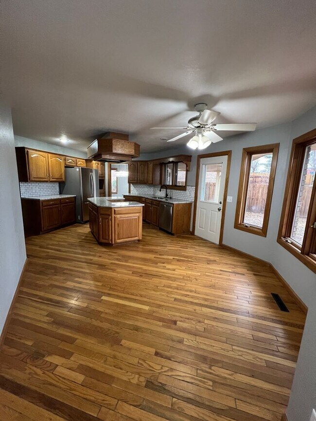 Building Photo - 5 bedroom/3 bath w/mother in law style qua...