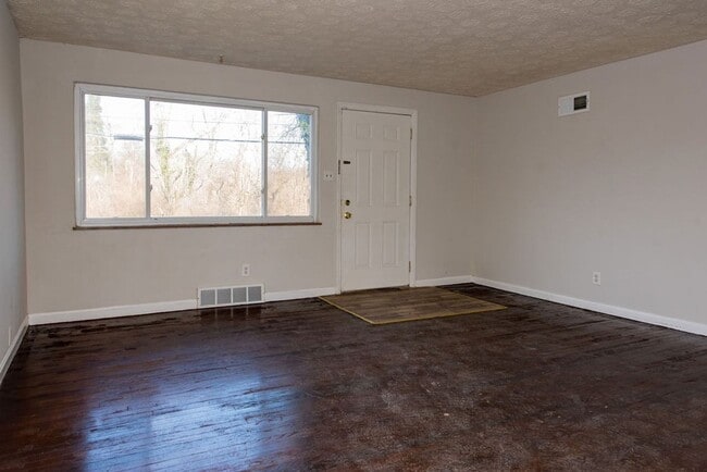 Building Photo - PRICE HILL-NICE 3 BEDROOM 1 BATH RANCH with