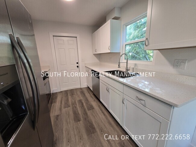 Building Photo - 541 SE Penn Ave