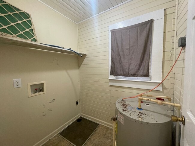 Building Photo - 2 Bed, 1 Bath House