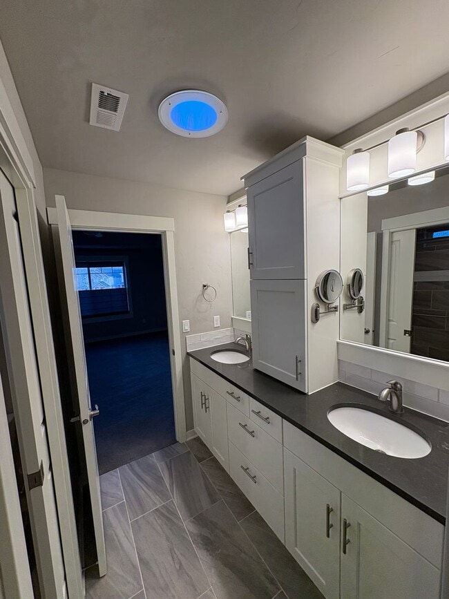 Building Photo - Newer 3 Bedroom / 2.5 Bathroom + Loft in the Ochoco Pointe Community