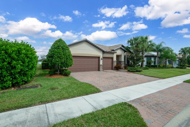 Building Photo - 739 SE Villandry Way