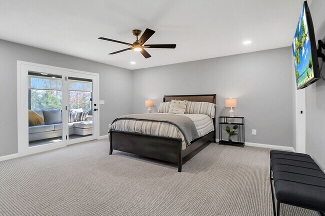 Building Photo - Immaculate, fully furnished property with lake views. Available for 6 to 12 month lease