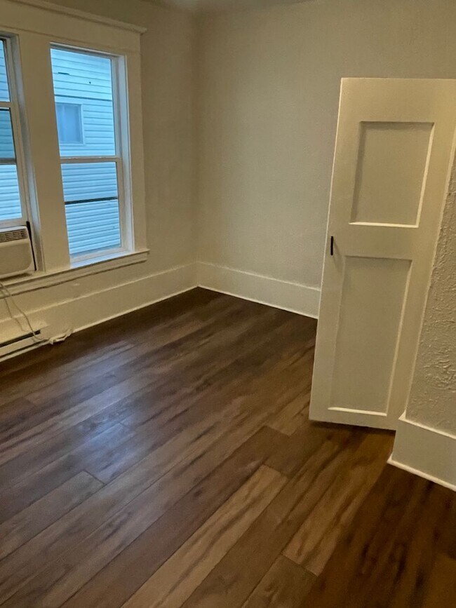 Building Photo - 820 7th St