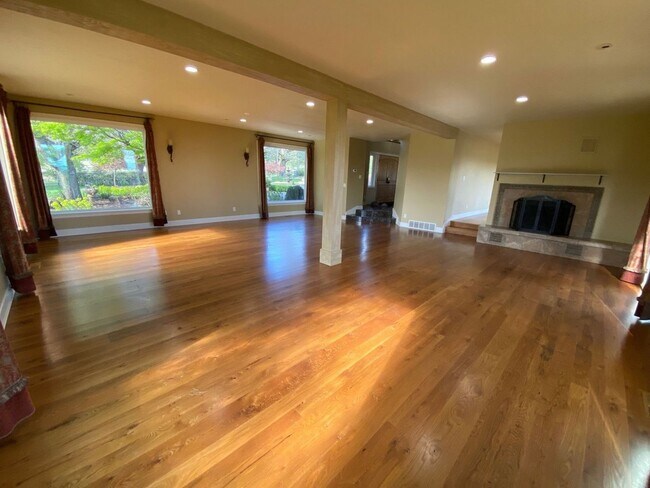 Building Photo - 5bd/5ba +HUGE BARN & SHOP - Absolutely LUX...