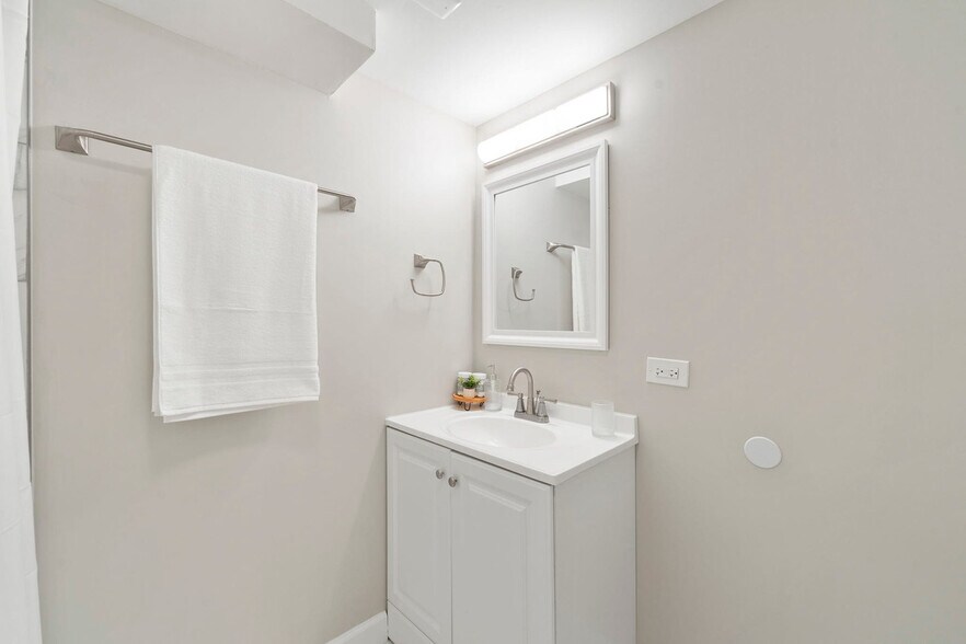 Building Photo - 5641 W 64th St