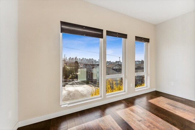 Building Photo - Eastlake Contemporary Townhome - 2 bedrooms