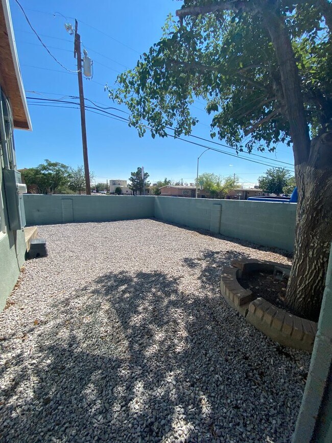 Building Photo - Gorgeous 2 Bedroom/1 Bathroom Home