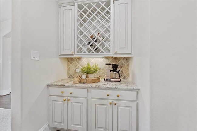Building Photo - 5823 Stratton Wds Dr
