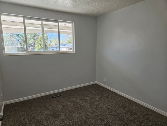 Building Photo - Beautiful 5 Bedroom home in Great Layton Location!