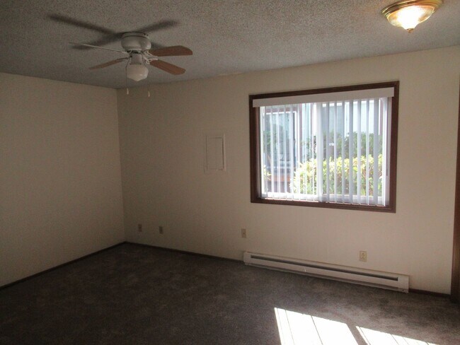 Building Photo - One Bedroom Apartment Close to Downtown