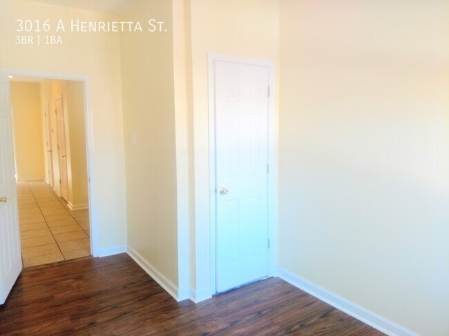 Building Photo - Huge 3br/1ba 2nd Floor Apartment in Heart ...