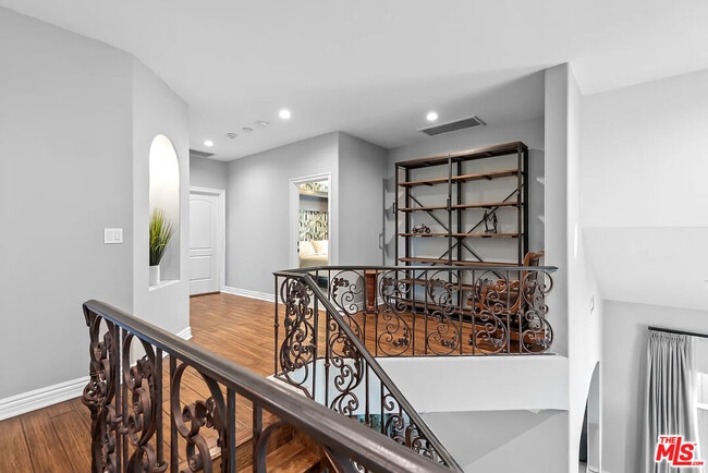 Building Photo - 4724 Noble Ave