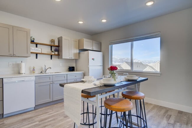 Building Photo - 5242 Fallon St