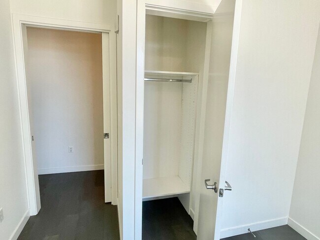 Building Photo - HIP 2BR/2BA Inner Mission Top Floor Boutiq...