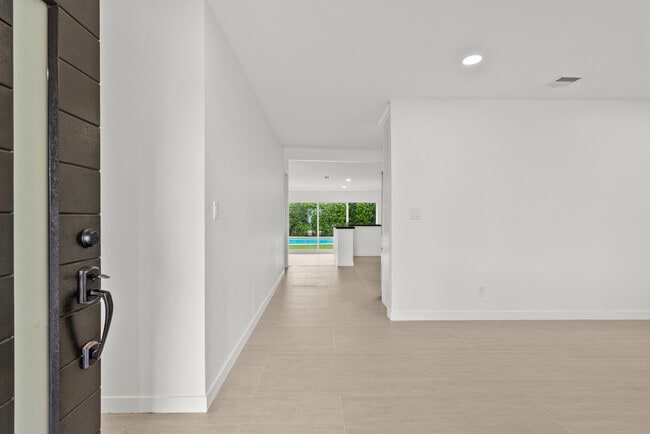 Building Photo - 10144 Gaviota Ave