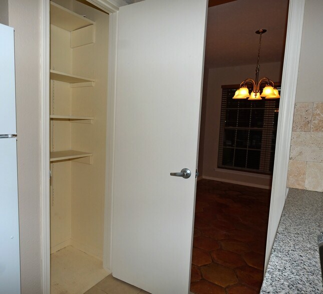 Building Photo - 7727 Meadow Park Dr