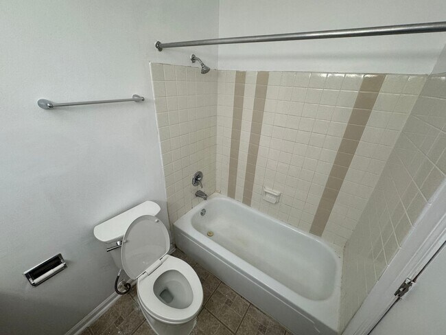 Building Photo - 2 Bedroom Condo in Palatine