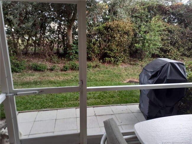 Building Photo - 1571 SE Hampshire Way