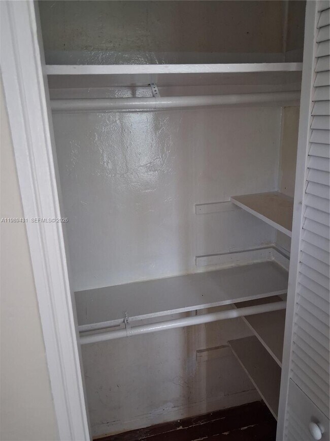 Building Photo - 1043 NE 114th St