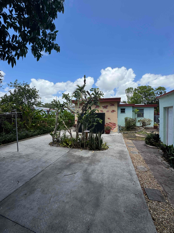 Building Photo - 1810 SW 24th Ter