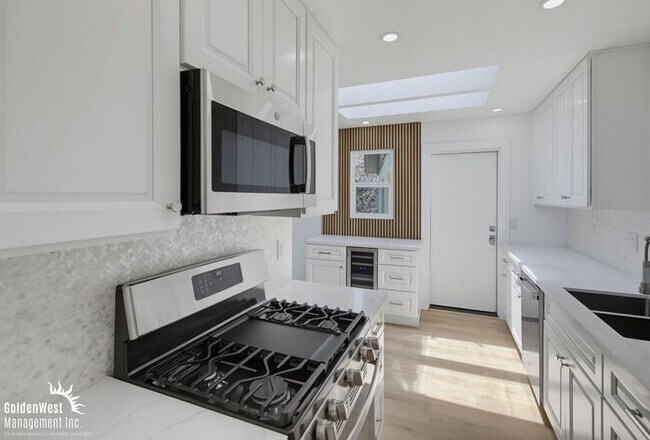 Building Photo - Stylishly Updated 3Bdm 2Ba Main Home in San Diego - MI Special!