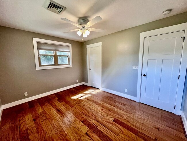 Building Photo - Beautiful waterfront home