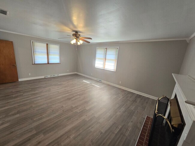 Building Photo - 1210 Oakwood Dr