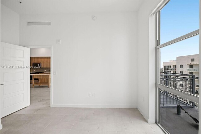 Building Photo - 2150 N Bayshore Dr
