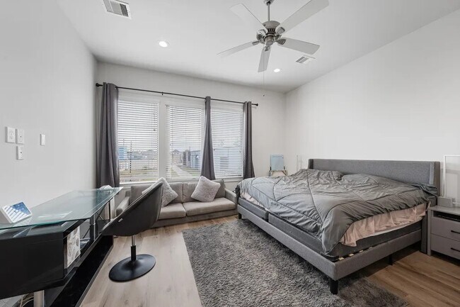 Building Photo - 3022 Maxroy St