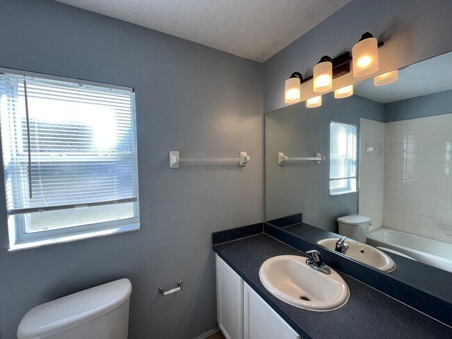 Building Photo - 2304 Hickory Pine St