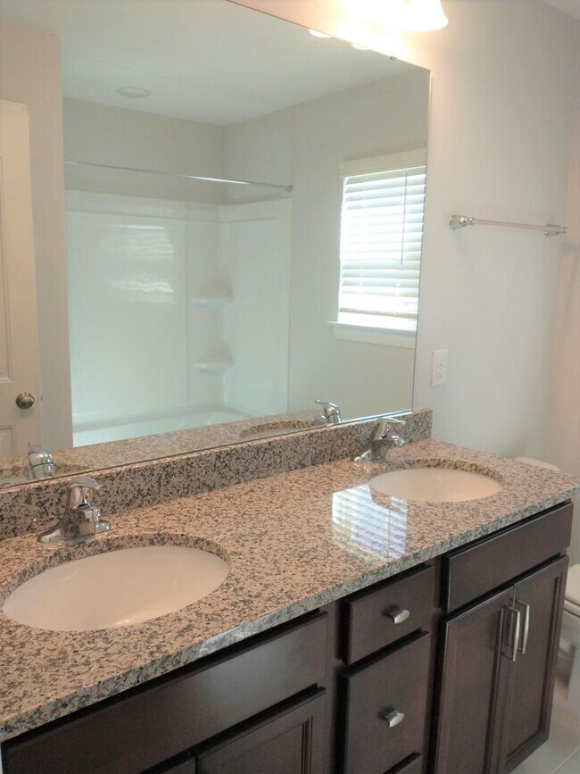 Building Photo - Beautiful Home in Gardner!  4 bedroom 3 full bath  Available NOW!