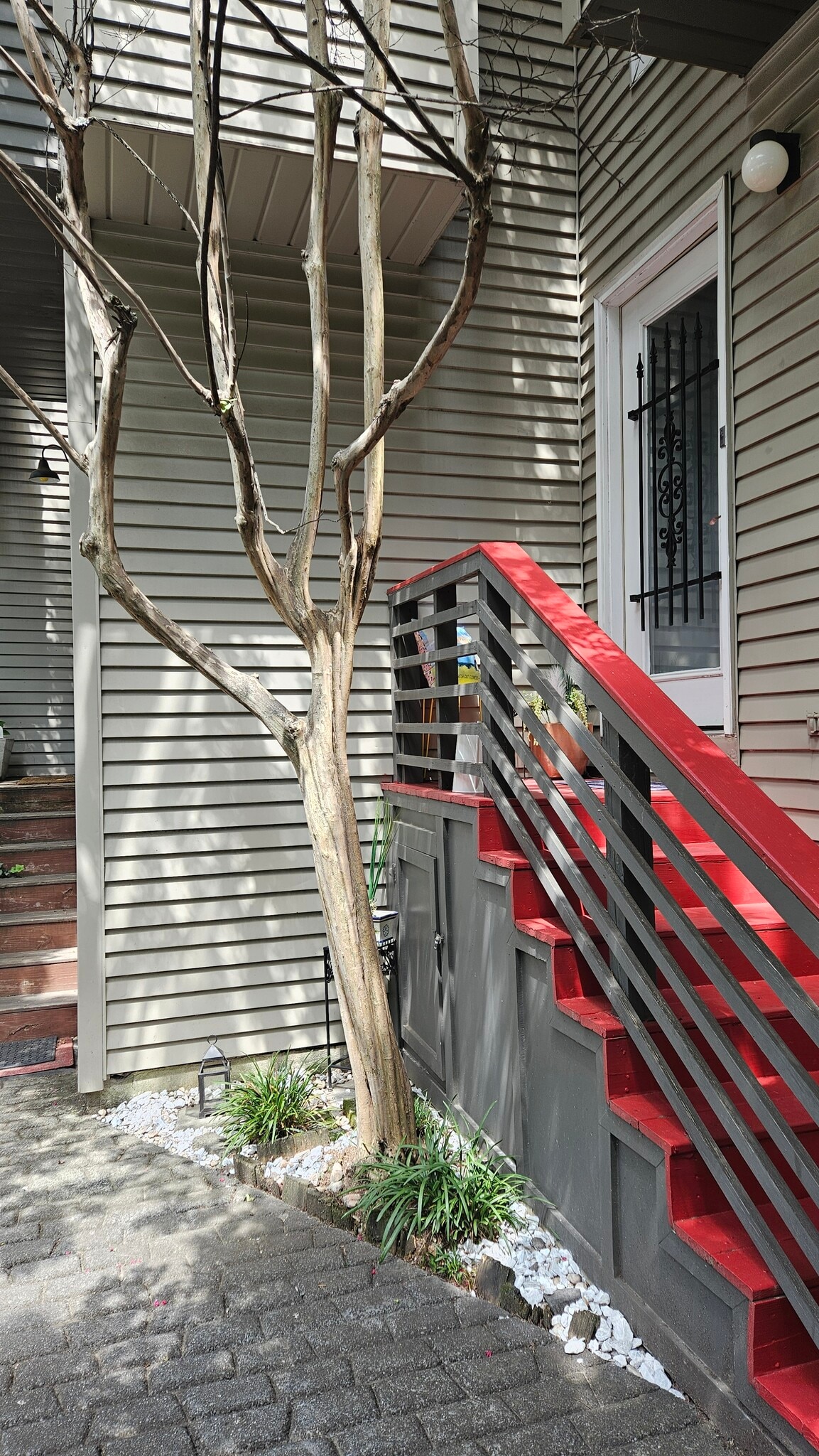 Building Photo - 415 W 7th St