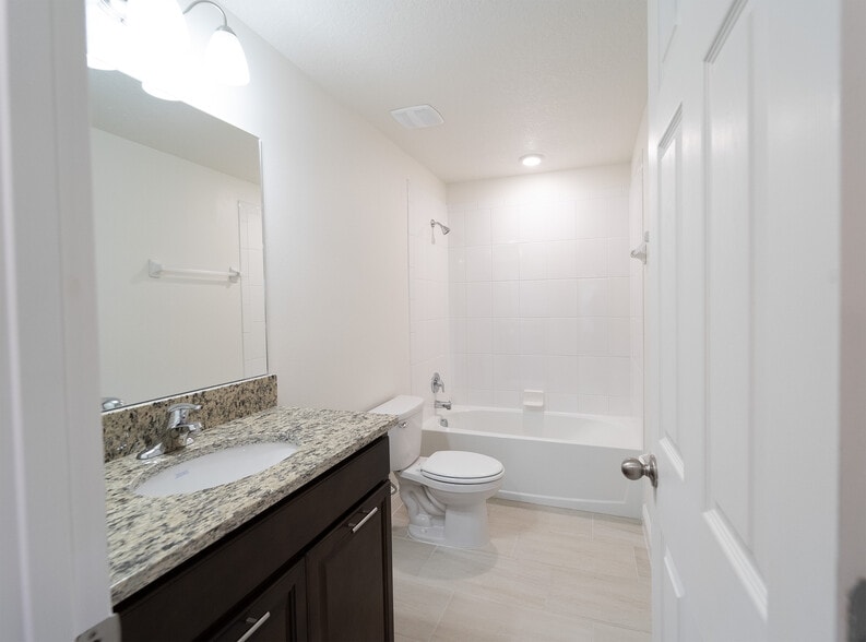 Full Bathroom - 2882 Saint Barts Sq