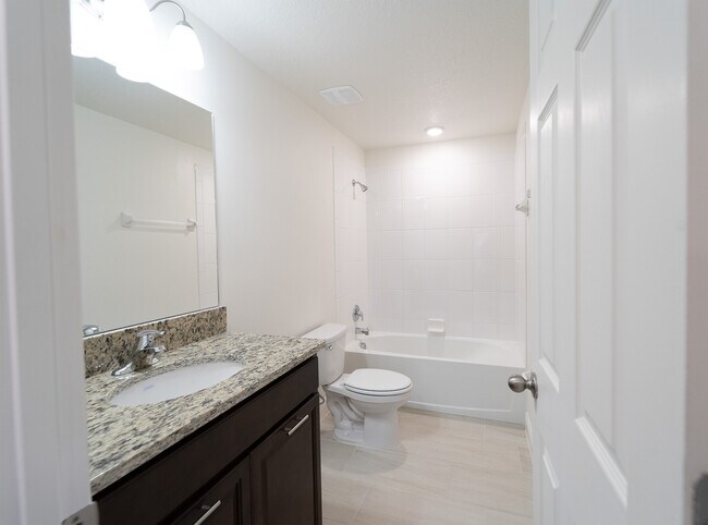 Full Bathroom - 2882 Saint Barts Sq
