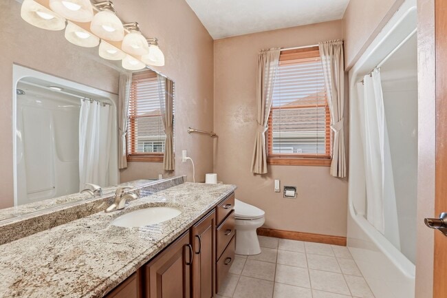 Building Photo - Stunning Appleton Home