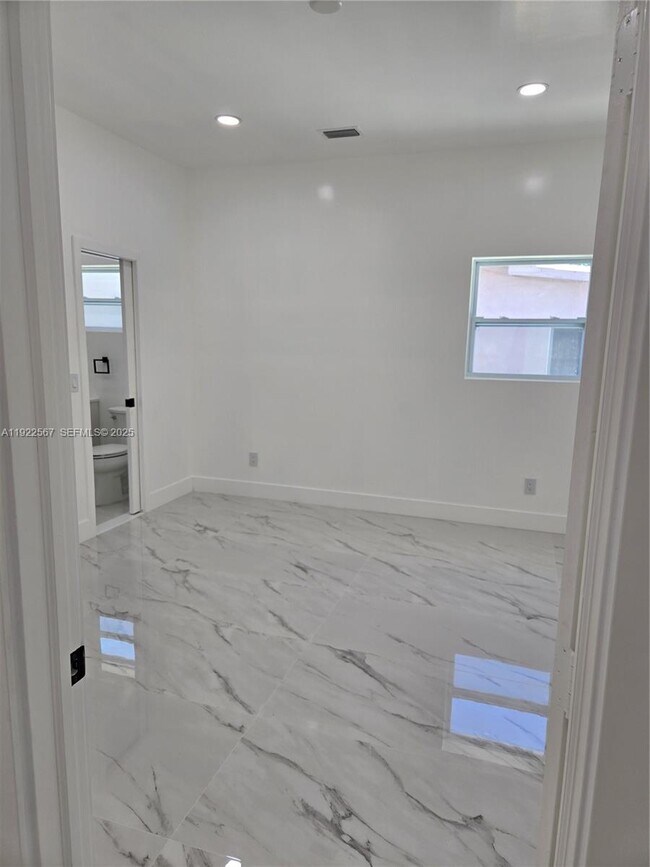 Building Photo - 987 NE 145th St