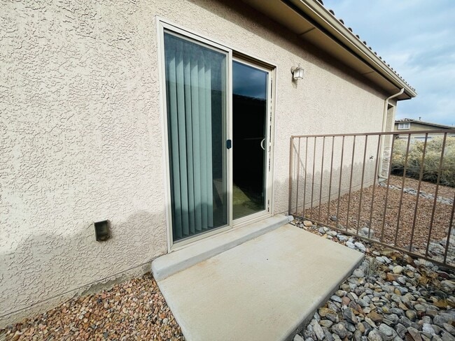 Building Photo - 3 bed 2 bath 1400 sq ft home