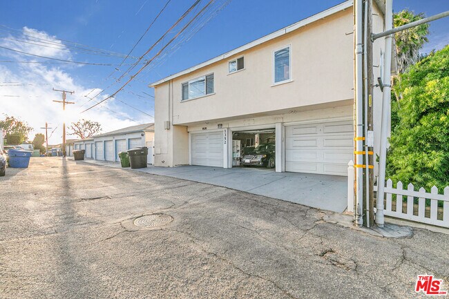 Building Photo - 1352 Ocean Park Blvd