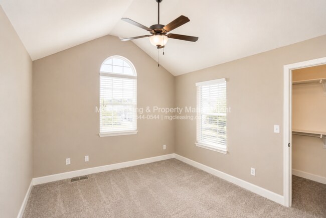 Building Photo - 3 Bedroom Luxury Townhome in Lee's Summit